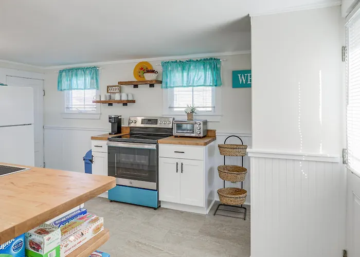 Plum Island Retreat ~ 1-Block Walk To Beach!